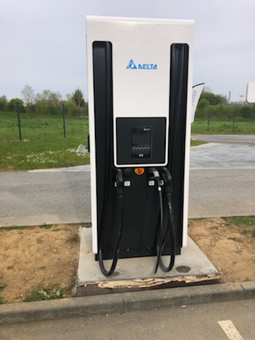 Borne de recharge rapide DC installée pour la concession automobile BMW
