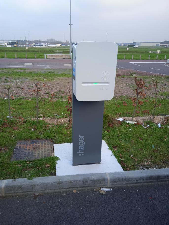 Bornes de recharge électrique IRVE installées sur le parking client Intermarché