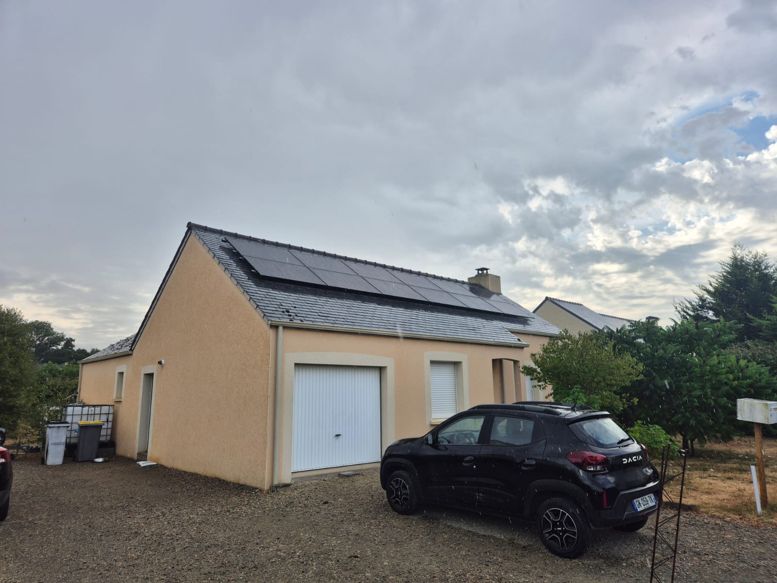 Installation photovoltaïque en toiture chez un particulier, 12 panneaux Jinko Solar